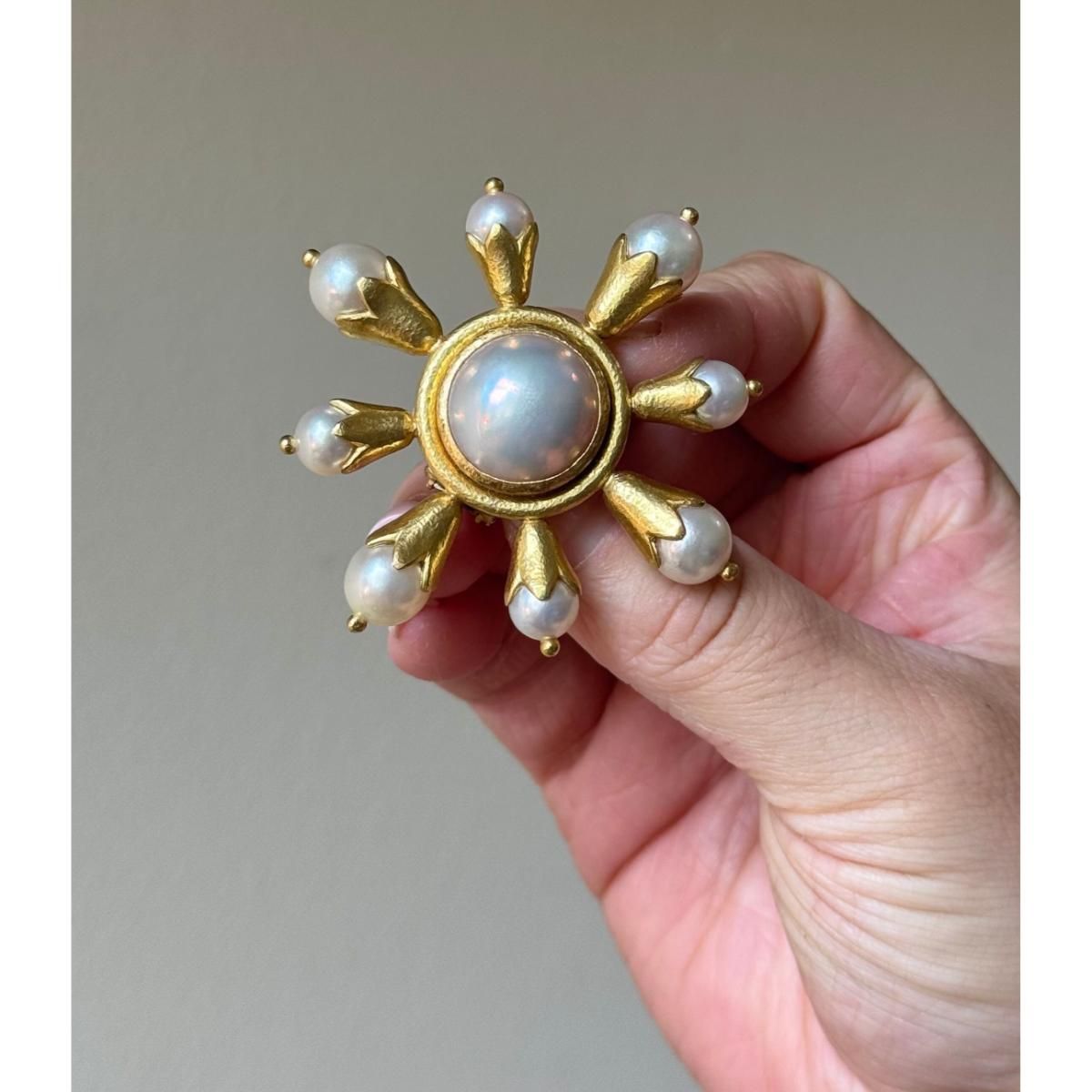 Elizabeth Locke 18k Gold Pearl Brooch