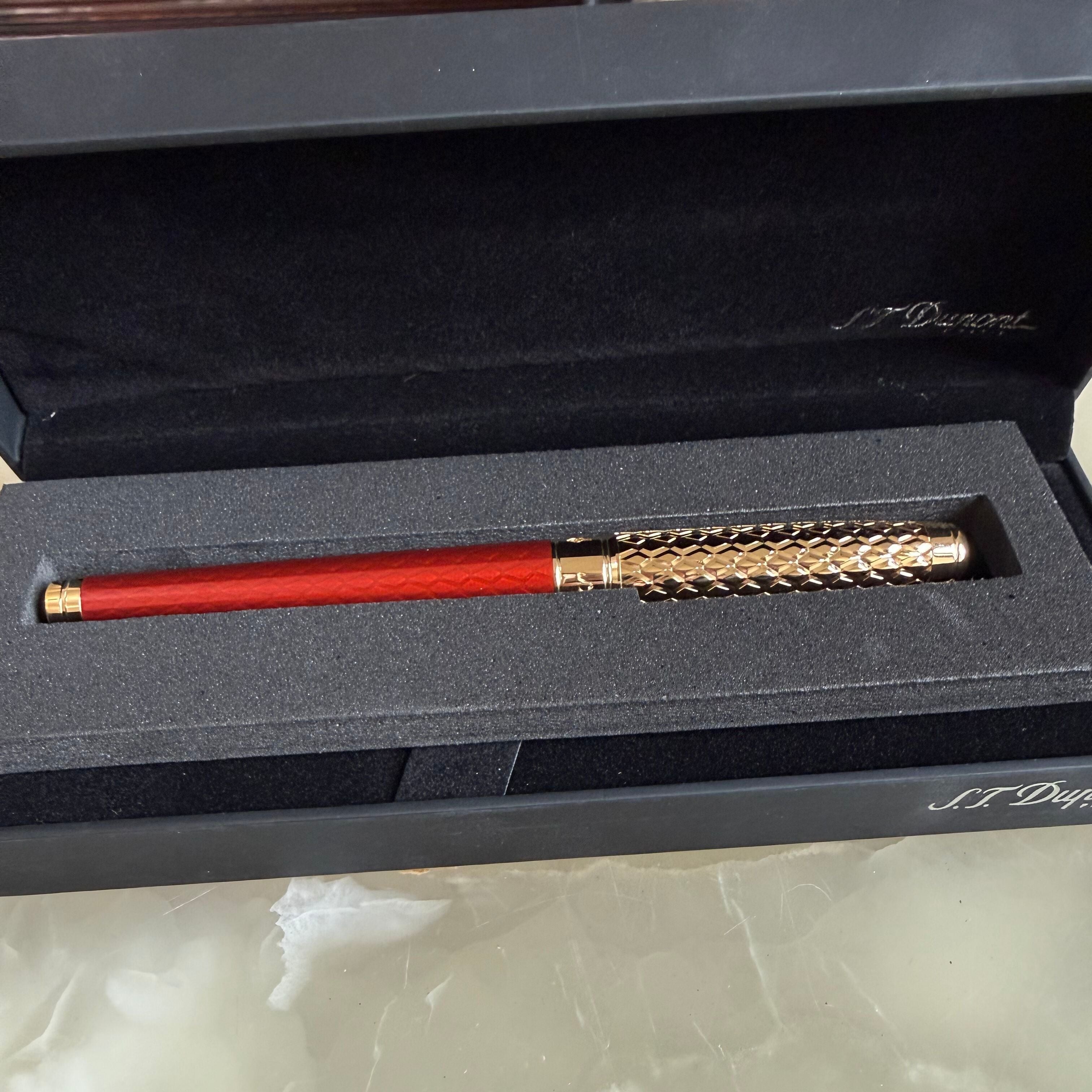 S.T. Dupont Line D Eternity Dragon Scale Guilloche Burgundy & Gold Fountain Pen 420028L