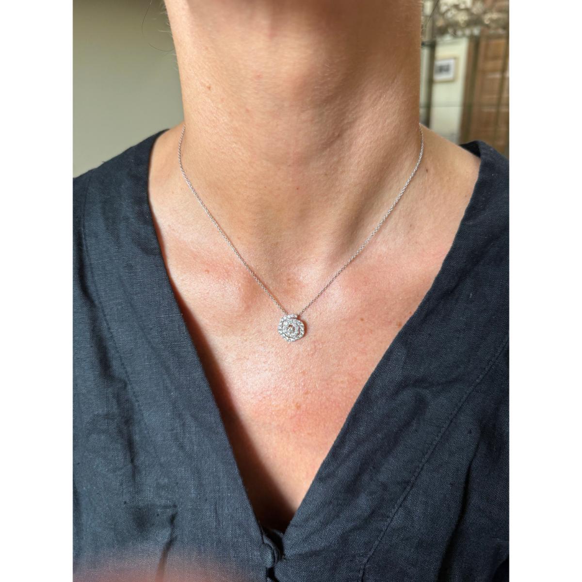 Hearts on Fire Lorelei 18k Gold Diamond Flower Pendant Necklace