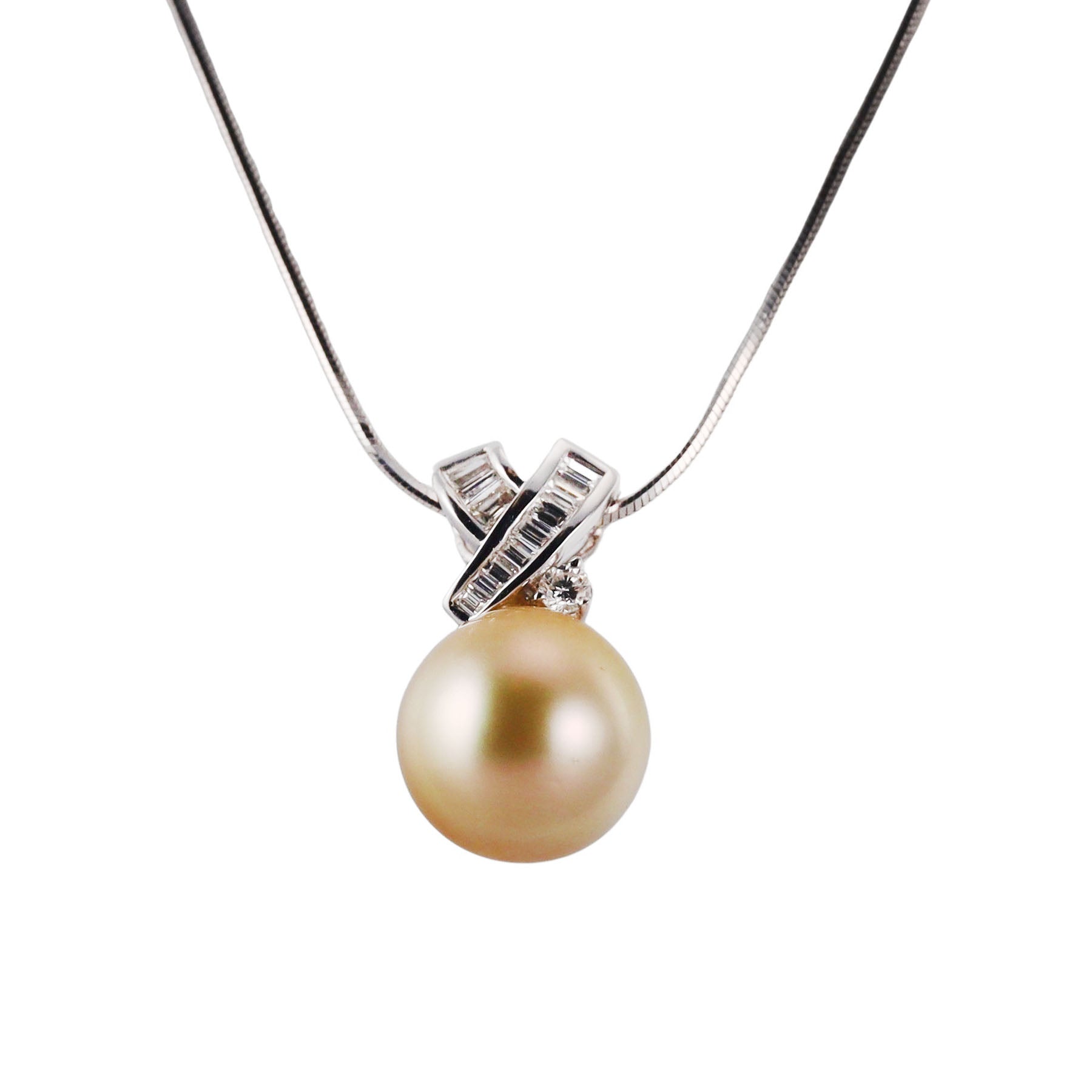 18k White Gold Pearl Diamond Pendant Necklace