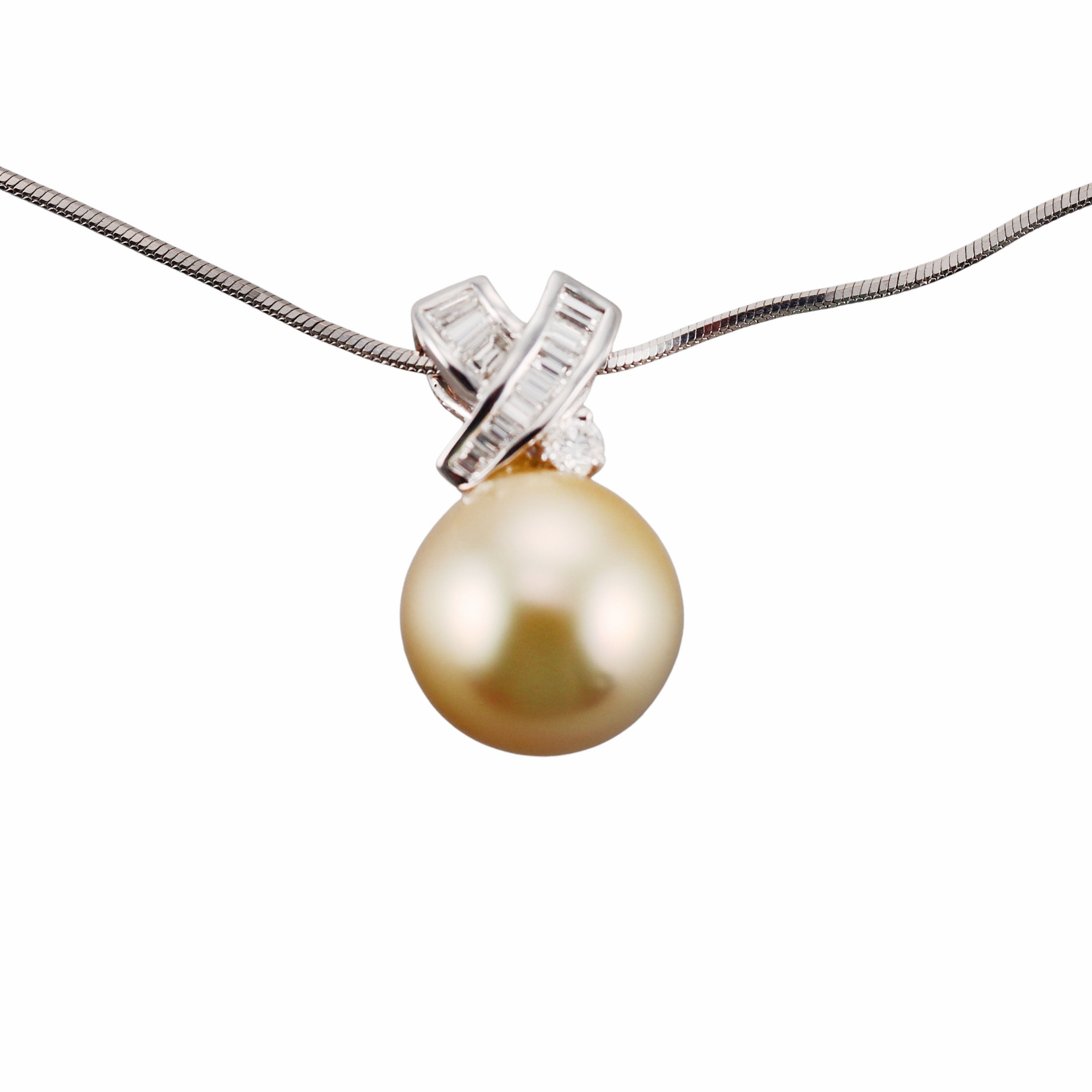 18k White Gold Pearl Diamond Pendant Necklace