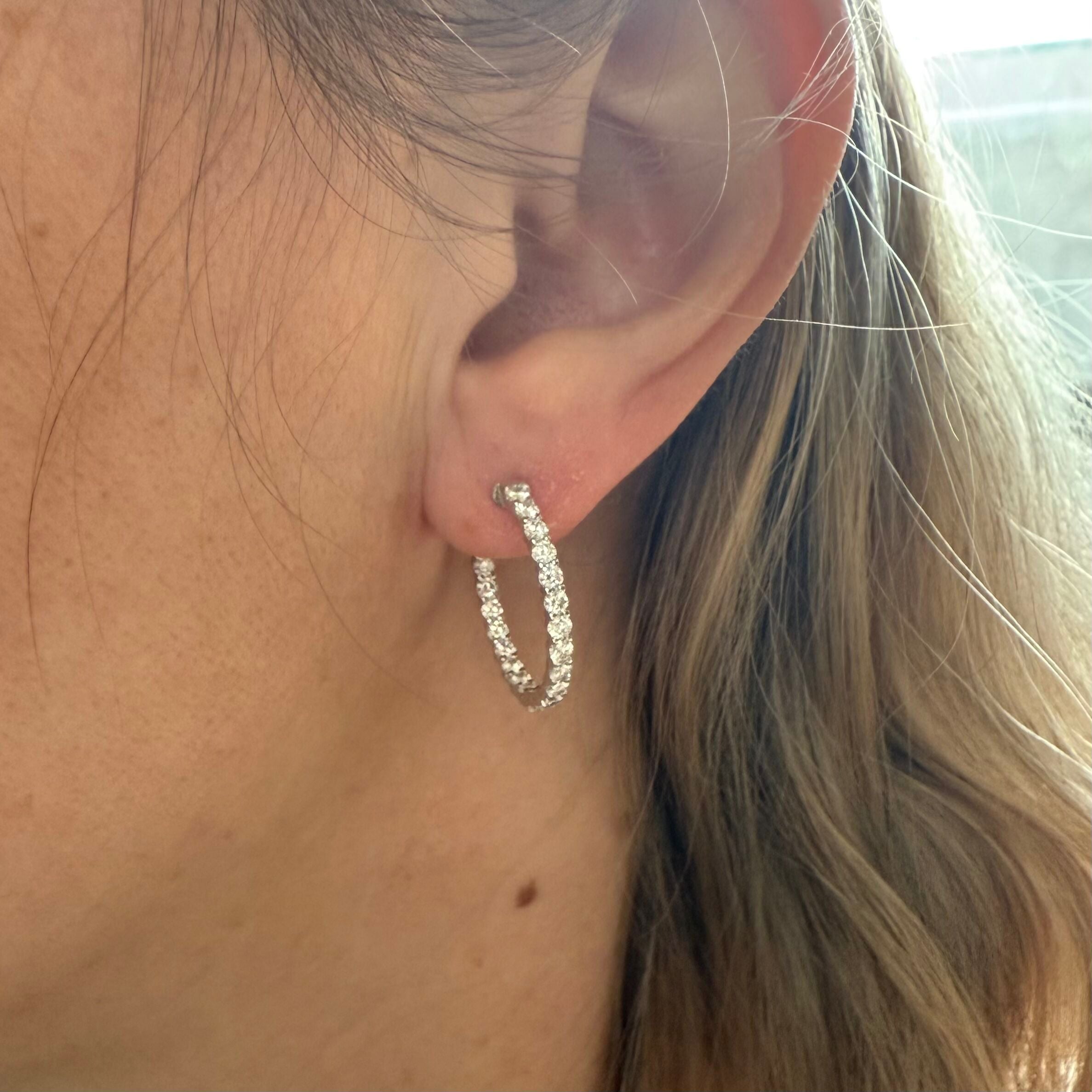 Memoire by Hearts on Fire 18k Gold Diamond Shared Prong Round Hoops Earrings